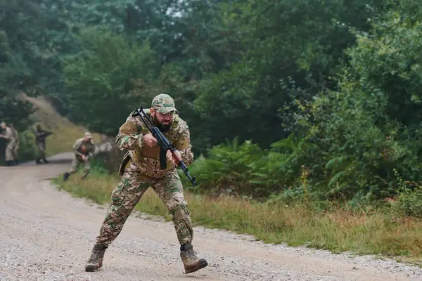 Unitate Militară Disciplinată Specializată Donată Camuflaj Patrulând Strategic Menținând Controlul — Fotografie, imagine de stoc