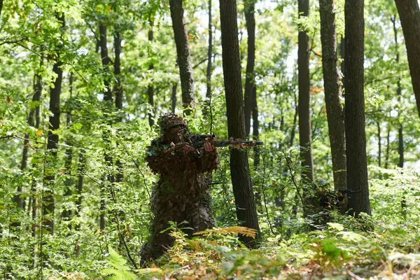 Soldado Elite Camuflado Furtivamente Navegando Através Terrenos Florestais Perigosos Executa — Fotografia de Stock