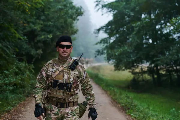 Seçkin Askerler Yaklaşan Tehlike Karşısında Cesaretin Profesyonelliğin Özünü Yakalayan Tehlikeli — Stok fotoğraf