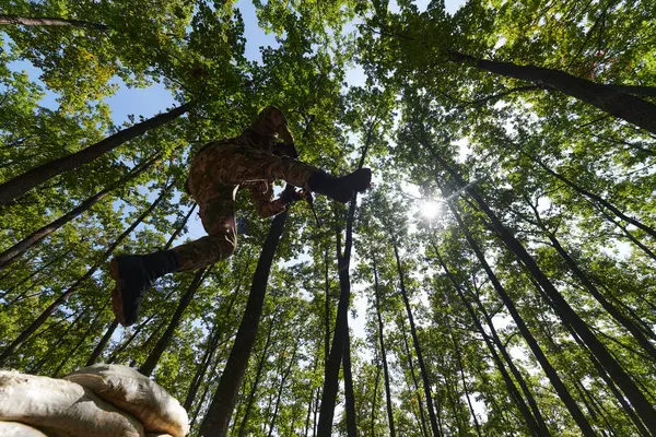 Elitarny Żołnierz Doskonale Pokonuje Bariery Wojskowe Niebezpiecznym Leśnym Terenie Pokazując — Zdjęcie stockowe