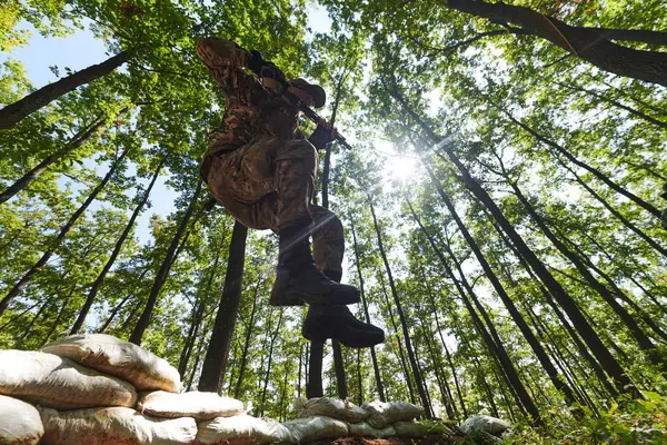 Ein Elitesoldat Beseitigt Geschickt Militärische Barrieren Dem Gefährlichen Waldgebiet Und — Stockfoto