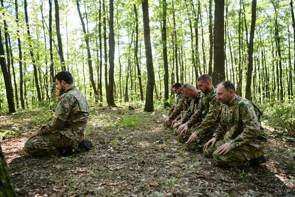 Віддана Група Солдатів Бере Участь Ісламській Молитві Серед Складних Небезпечних — стокове фото