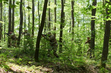Uzman bir askeri anti-terör birimi yoğun, tehlikeli ormanlık alanda hassas, disiplinli ve stratejik olarak hazır olduğunu gösteren gizli bir operasyon yürütüyor.. 