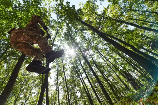 Seçkin Bir Asker Tehlikeli Ormanlık Alandaki Askeri Engelleri Aşarak Özel — Stok fotoğraf