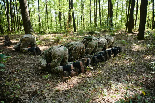厳しい森林地帯での軍事作戦の挑戦的で危険な状況の中で イスラム教の祈りに専念する兵士集団 — ストック写真
