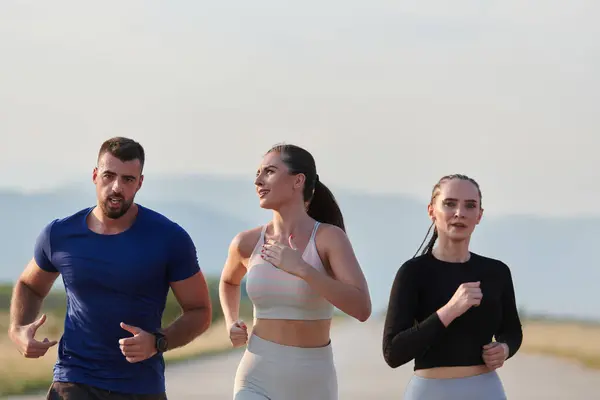 Bir Grup Arkadaş Güneşli Bir Günde Dışarıda Koşuşturarak Sağlıklı Bir — Stok fotoğraf