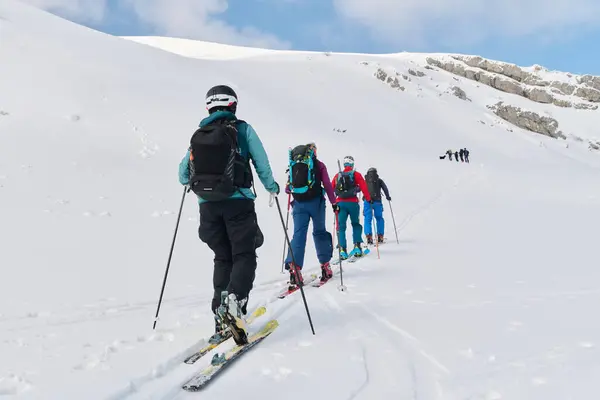 Μια Ομάδα Επαγγελματιών Ορειβατών Σκι Ανεβαίνει Μια Επικίνδυνη Χιονισμένη Κορυφή — Φωτογραφία Αρχείου