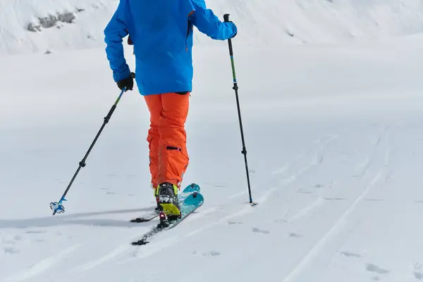 Одинокий Лыжник Храбро Преодолевает Препятствия Опасном Восхождении Вершину Альпийской Вершины — стоковое фото