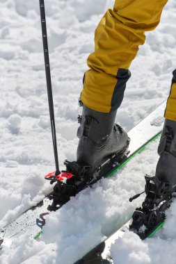 İyi giyimli dağcıların yakın çekimi sayısız maceranın hikayesini gözler önüne seriyor ve cesur bir tırmanışa daha hazırlanıyor.. 