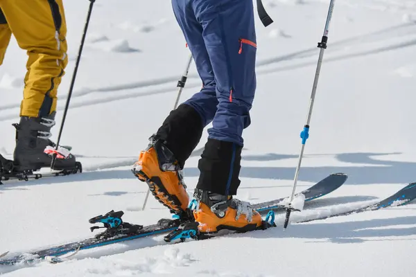 Eine Nahaufnahme Eines Bergsteigers Ausgedienter Ausrüstung Enthüllt Die Geschichte Zahlloser — Stockfoto