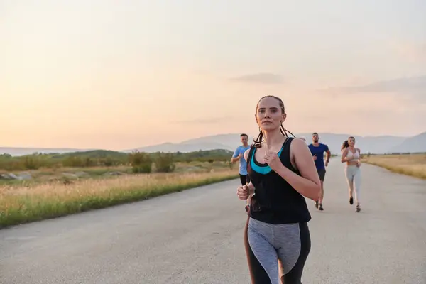 Eine Vielfältige Gruppe Von Läufern Findet Motivation Und Inspiration Einander — Stockfoto