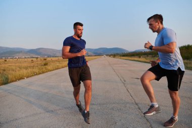 Yaklaşan bir maraton yarışmasının beklentisiyle, iki atletik arkadaş, takım çalışması, adanmışlık ve ortak spor yolculuklarında karşılıklı destek ruhunu somutlaştırarak yan yana antrenman yaptılar..