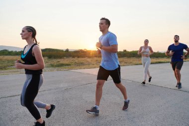 Çeşitli koşuculardan oluşan bir grup, yaklaşan bir yarışma için, gün batımının nefes kesen arka planına karşı birlikte antrenman yaparken, birbirlerinde motivasyon ve ilham buluyor.. 