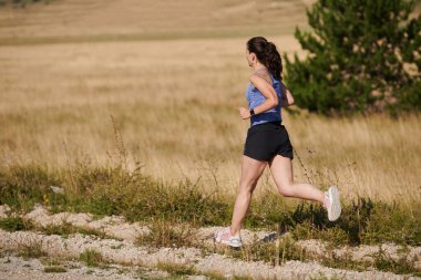 Dayanıklılık ve kararlılığı somutlaştıran tek bir koşucu, sağlıklı bir yaşam tarzını benimserken, yaklaşan maraton müsabakaları için hazırlanarak, coşkuyla fitness hedeflerini takip eder.