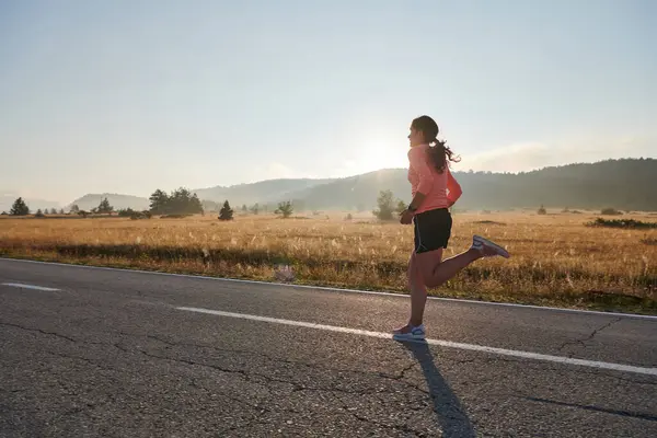 Una Atleta Resuelta Motivada Corriendo Con Confianza Hacia Amanecer Personificando — Foto de Stock