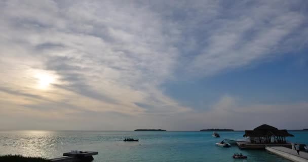 Schöner Sonnenuntergang Mit Wasservillen Auf Den Malediven Hintergrund Die Wolken — Stockvideo