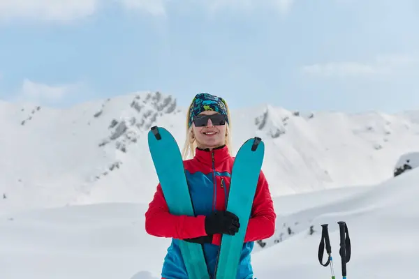 Profesionální Lyžařka Raduje Úspěšném Výstupu Zasněžené Vrcholky Alp — Stock fotografie