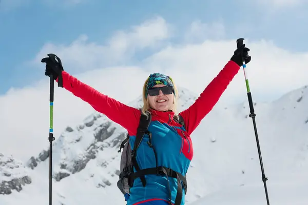 Profesjonell Kvinnelig Skiløper Gleder Seg Etter Vellykket Klatring Snødekte Toppene – stockfoto