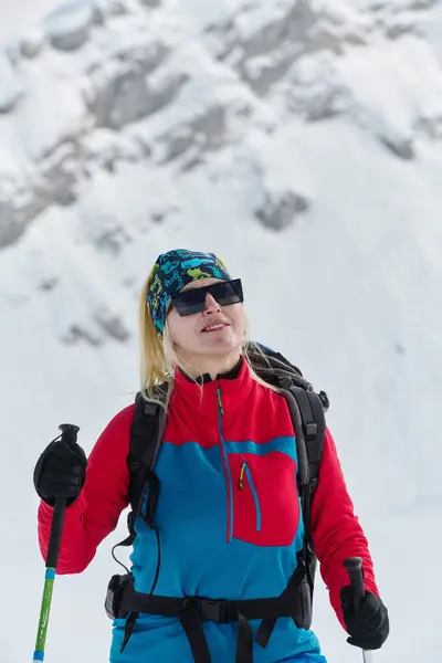 Ein Entschlossener Skifahrer Besteigt Einen Schneebedeckten Gipfel Den Alpen Und — Stockfoto
