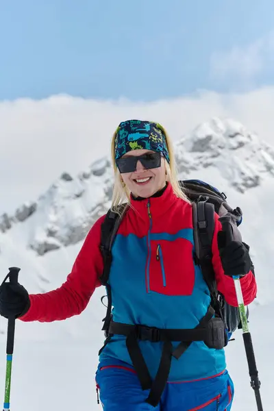 Een Vastberaden Skiër Beklimt Een Besneeuwde Bergtop Alpen Met Backcountry — Stockfoto