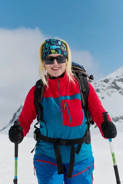 Profesjonell Kvinnelig Skiløper Gleder Seg Etter Vellykket Klatring Snødekte Toppene – stockfoto