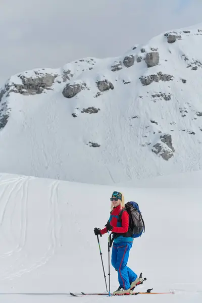 Ένας Αποφασισμένος Σκιέρ Σκαρφαλώνει Μια Χιονισμένη Κορυφή Στις Άλπεις Κουβαλώντας — Φωτογραφία Αρχείου