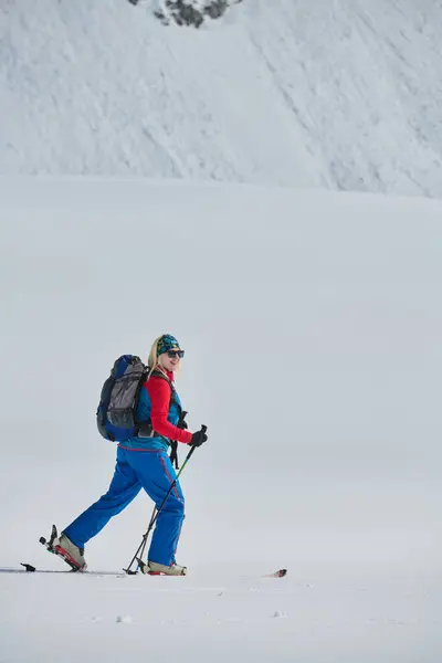 Ένας Αποφασισμένος Σκιέρ Σκαρφαλώνει Μια Χιονισμένη Κορυφή Στις Άλπεις Κουβαλώντας — Φωτογραφία Αρχείου