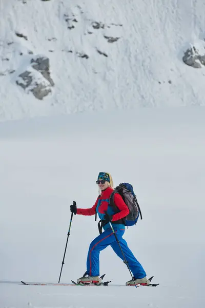 Determined Skier Scales Snow Capped Peak Alps Carrying Backcountry Gear — Stock Photo, Image