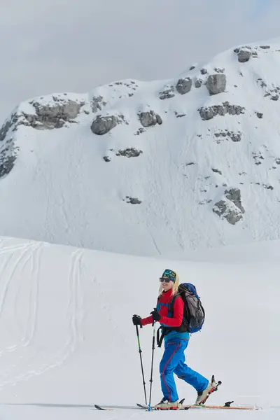 Esquiador Determinado Balança Pico Coberto Neve Nos Alpes Carregando Equipamento — Fotografia de Stock