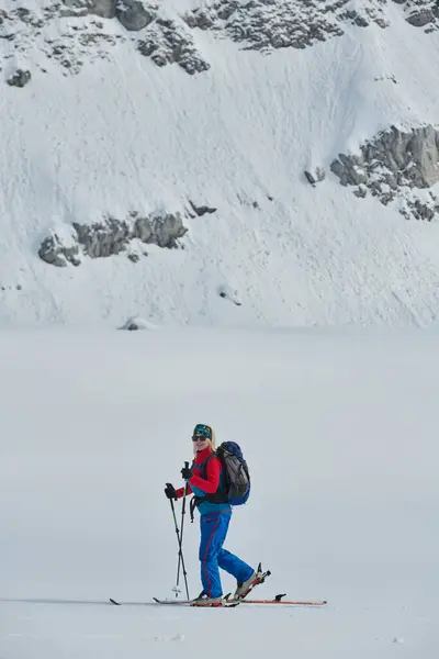 Uno Sciatore Determinato Scaglia Una Vetta Innevata Sulle Alpi Trasportando — Foto Stock