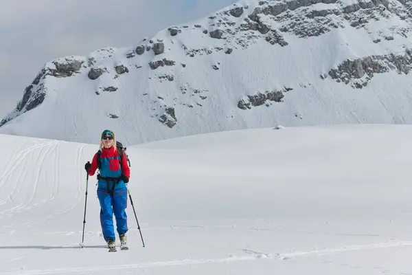 Esquiador Determinado Balança Pico Coberto Neve Nos Alpes Carregando Equipamento — Fotografia de Stock