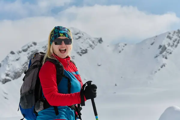 Bestemt Skiløper Skala Snødekket Topp Alpene Som Bærer Backcountry Utstyr – stockfoto