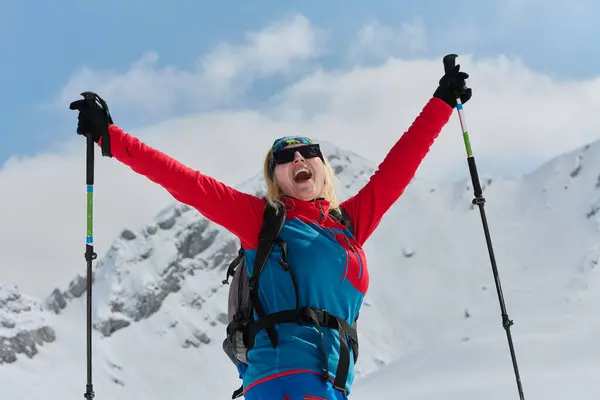 アルプスの雪の頂上に成功した後 プロの女性スキーヤーが喜びます — ストック写真
