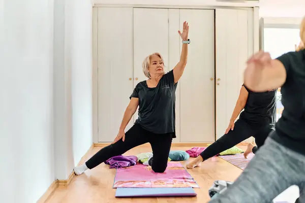 Gruppo Donne Anziane Impegnano Vari Esercizi Yoga Tra Cui Collo — Foto Stock
