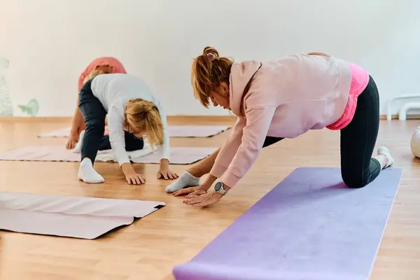 Groupe Femmes Âgées Livrent Divers Exercices Yoga Compris Cou Dos — Photo