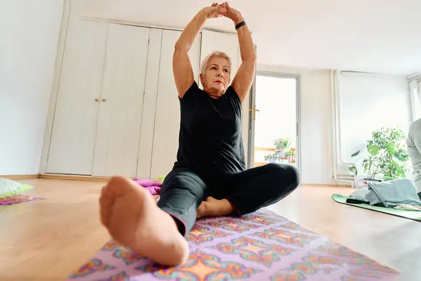 Yaşlı Bir Kadın Çeşitli Yoga Pozlarına Katılıyor Uzuvlarını Esnetiyor Eğitimli — Stok fotoğraf