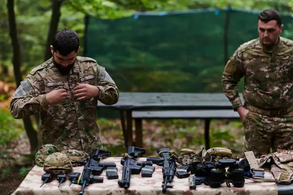 Elite Military Unit Prepares Hazardous Forest Operation Showcasing Tactical Prowess — Stock Photo, Image
