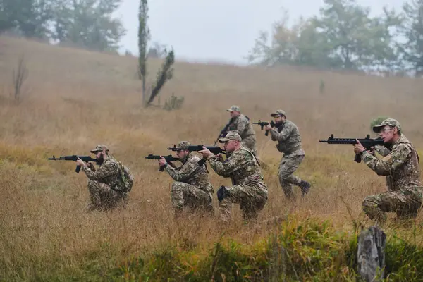 Een Gedisciplineerde Gespecialiseerde Militaire Eenheid Gehuld Camouflage Die Strategisch Patrouilleert Stockfoto