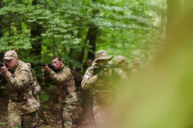 Disiplinli ve özel bir askeri birlik, kamuflajlı, stratejik devriye gezen ve yüksek bahisli bir ortamda kontrolü elinde tutan, hassasiyetlerini, birliklerini ve hazırlıklarını gösteren