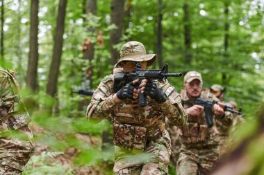 Disiplinli ve özel bir askeri birlik, kamuflajlı, stratejik devriye gezen ve yüksek bahisli bir ortamda kontrolü elinde tutan, hassasiyetlerini, birliklerini ve hazırlıklarını gösteren