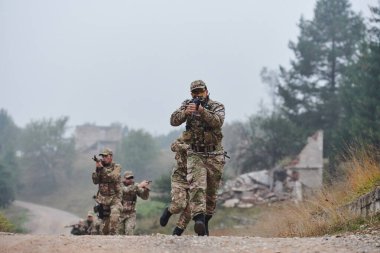 Disiplinli ve özel bir askeri birlik, kamuflajlı, stratejik devriye gezen ve yüksek bahisli bir ortamda kontrolü elinde tutan, hassasiyetlerini, birliklerini ve hazırlıklarını gösteren