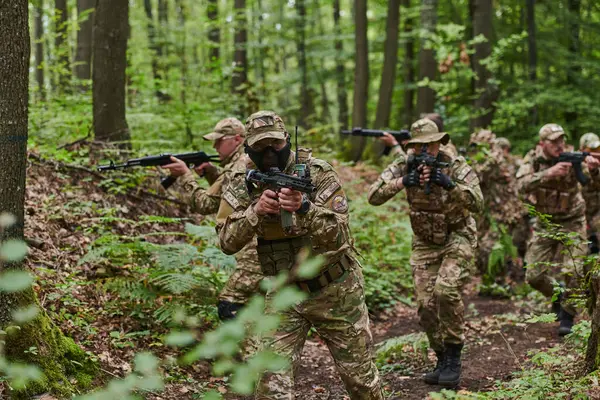 Une Unité Militaire Disciplinée Spécialisée Revêtue Camouflage Patrouillant Stratégiquement Maintenant — Photo