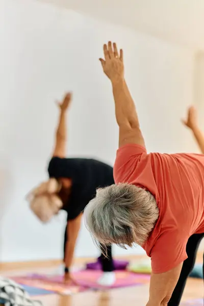 Grupo Mujeres Mayores Realizan Diversos Ejercicios Yoga Incluyendo Estiramientos Cuello —  Fotos de Stock