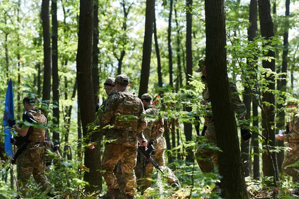 Une Unité Militaire Disciplinée Spécialisée Revêtue Camouflage Patrouillant Stratégiquement Maintenant Photo De Stock