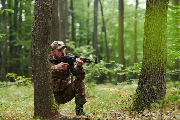 Elitarny Żołnierz Zakamuflowany Potajemnie Poruszający Się Niebezpiecznym Terenie Leśnym Wykonuje — Zdjęcie stockowe
