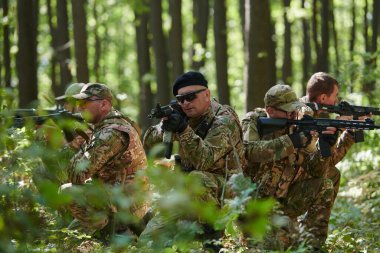 Uzman bir askeri anti-terör birimi yoğun, tehlikeli ormanlık alanda hassas, disiplinli ve stratejik olarak hazır olduğunu gösteren gizli bir operasyon yürütüyor.. 