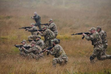 Disiplinli ve özel bir askeri birlik, kamuflajlı, stratejik devriye gezen ve yüksek bahisli bir ortamda kontrolü elinde tutan, hassasiyetlerini, birliklerini ve hazırlıklarını gösteren