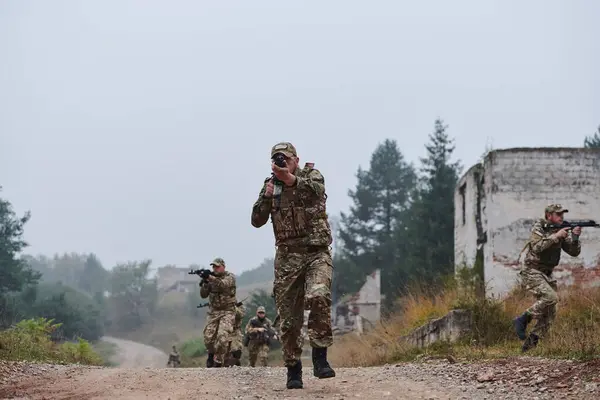 Een Gedisciplineerde Gespecialiseerde Militaire Eenheid Gehuld Camouflage Die Strategisch Patrouilleert — Stockfoto