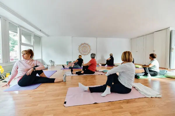 Grupo Mujeres Mayores Realizan Diversos Ejercicios Yoga Incluyendo Estiramientos Cuello Imágenes de stock libres de derechos