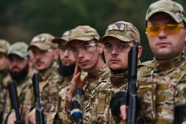 Soldaterkrigere Der Står Sammen Med Våben Gruppeportræt Army Elite Medlemmer - Stock-foto
